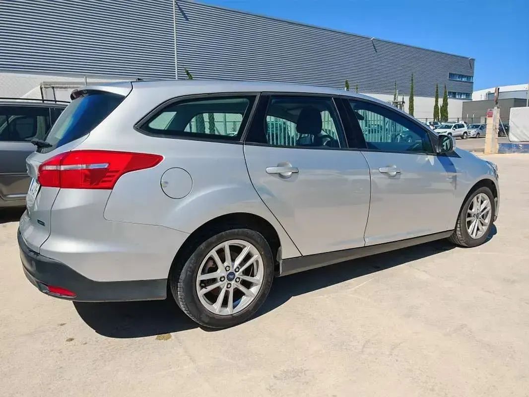 Usado Ford Focus Trend 125 CV (91 kW) 2017 Gris / plata Familiar