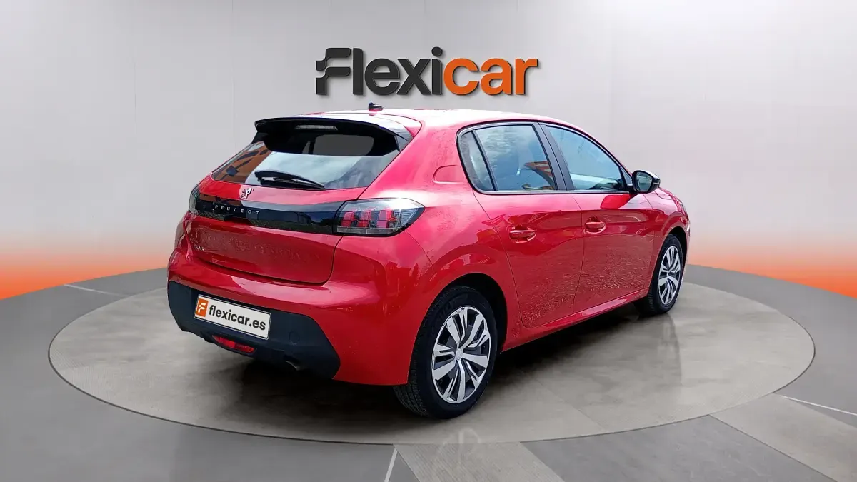 Usado Peugeot 208 Active 101 CV (74 kW) 2023 Rojo Utilitario
