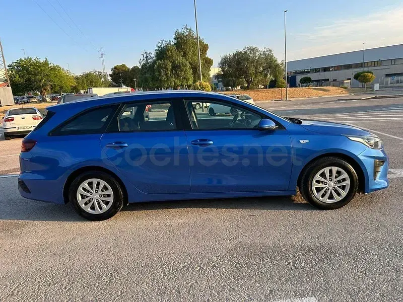 Usado Kia Ceed 120 CV (88 kW) 2019 Azul Utilitario