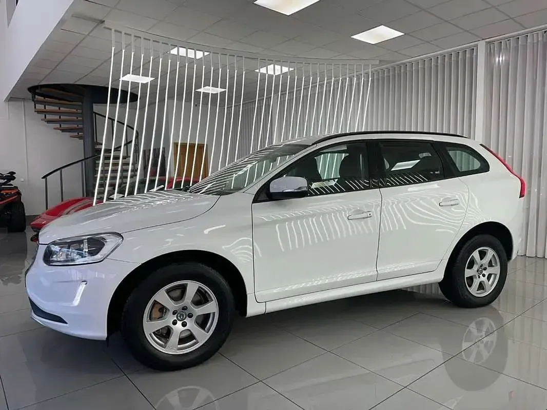 Käytetty Volvo XC60 Kinetic 150 HP (110 kW) 2016 Valkoinen Katumaasturi