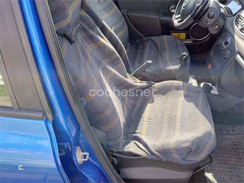 Usado Renault Clio II Dynamique 85 CV (62 kW) 2006 Azul Berlina