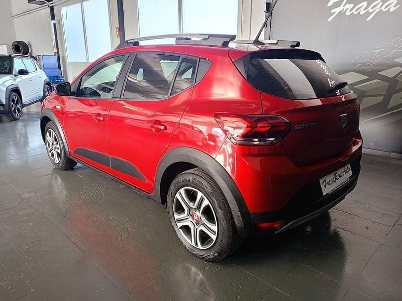 Usado Dacia Sandero Comfort 90 CV (66 kW) 2022 Rojo Utilitario