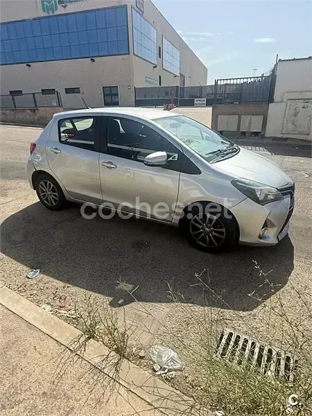 Usado Toyota Yaris Active 90 CV (66 kW) 2014 Gris / plata Utilitario