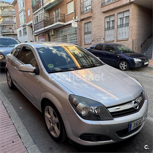 Usado Opel Astra GTC Sport 120 CV (88 kW) 2005 Gris / plata Berlina