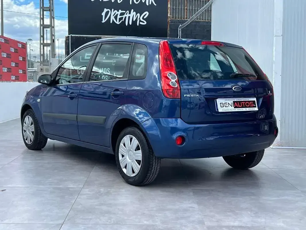 Usado Ford Fiesta Ambiente 68 CV (50 kW) 2008 Azul Utilitario