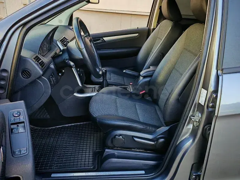 Usado Mercedes A180 116 CV (85 kW) 2011 Gris / plata Utilitario