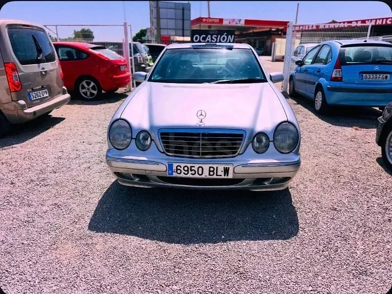 Usado Mercedes E220 Elegance 150 CV (110 kW) 2002 Blanco Berlina