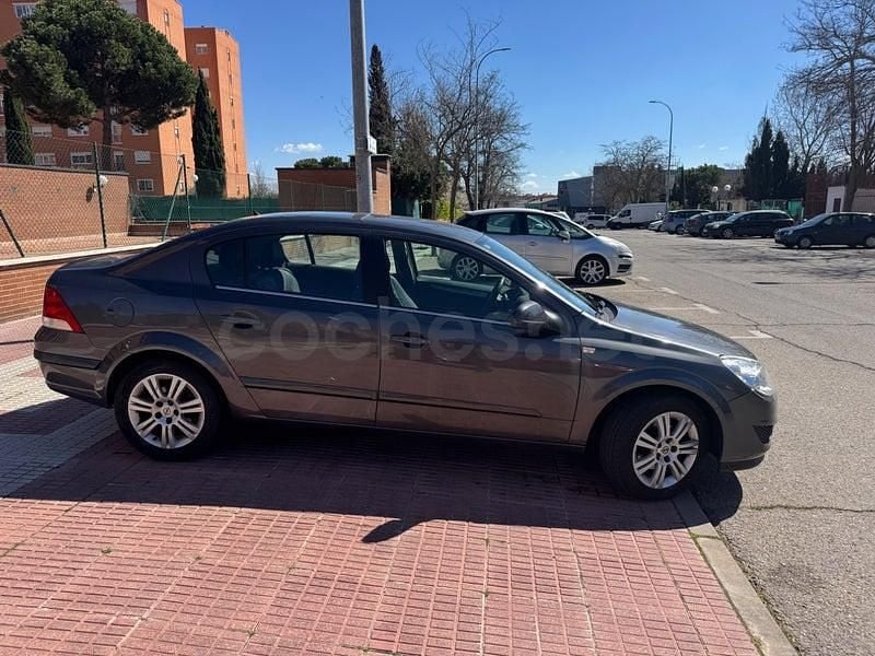 Usado Opel Astra Edition 110 HP (80 kW) 2011 Cinzento Sedan