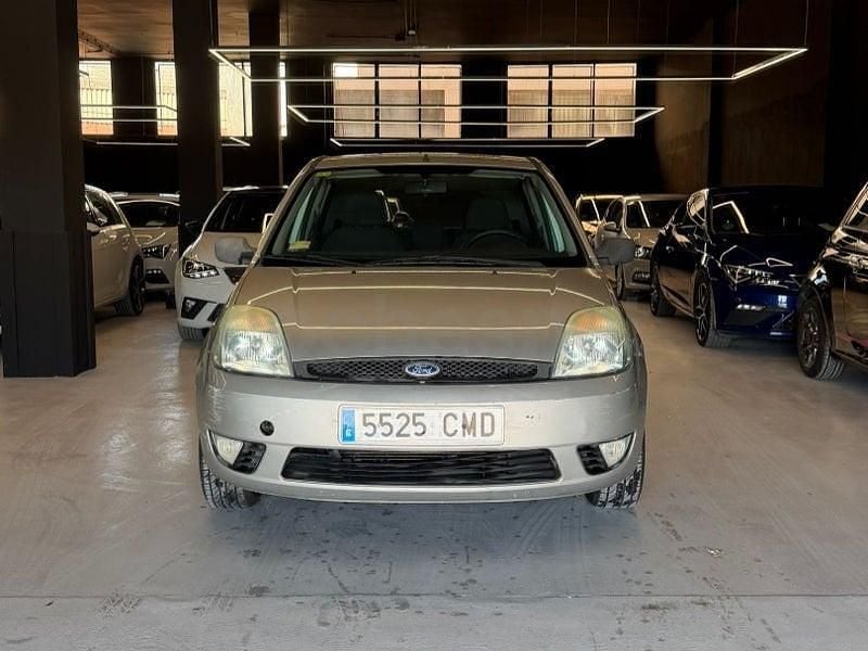 Usado Ford Fiesta Ghia 80 CV (58 kW) 2003 Gris / plata Utilitario