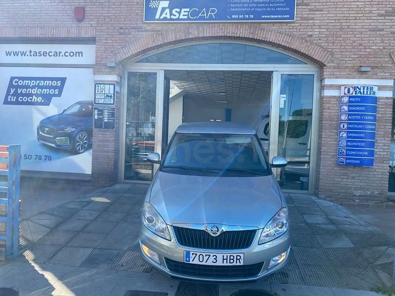 Usado Skoda Fabia 60 CV (44 kW) 2011 Gris / plata Berlina