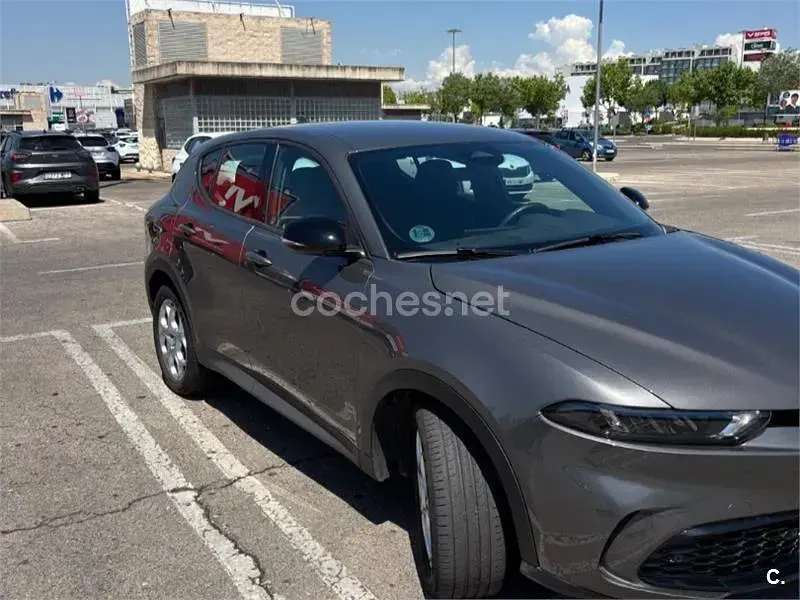 Usado Alfa Romeo Tonale Sprint 130 CV (95 kW) 2023 Gris / plata SUV