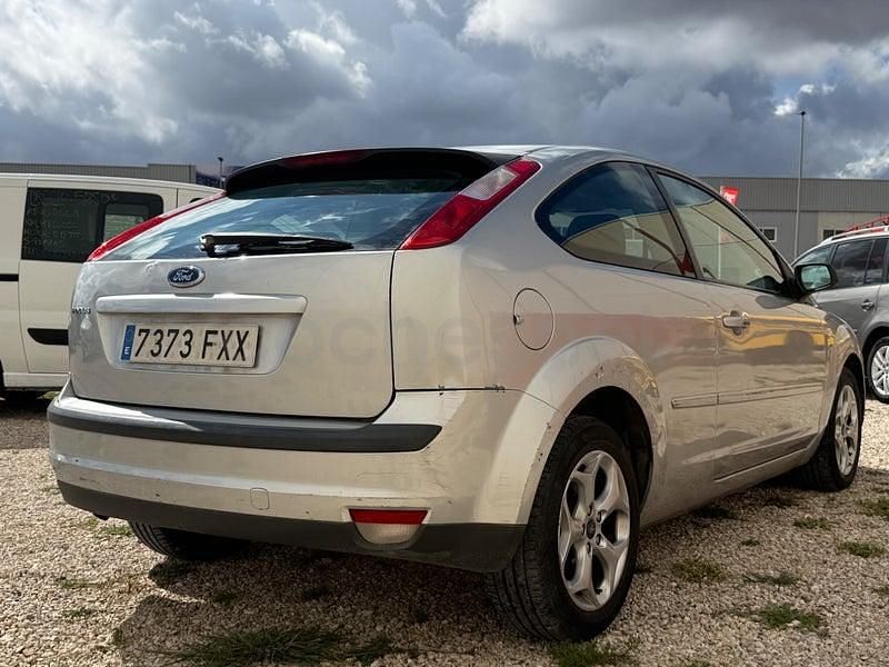 Usado Ford Focus Trend 100 CV (73 kW) 2007 Gris / plata Berlina