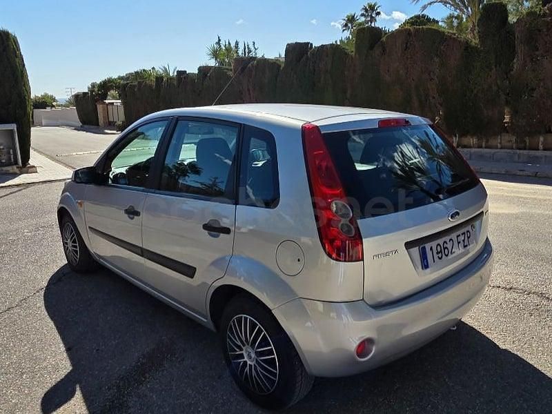 Usado Ford Fiesta Ambiente 68 CV (50 kW) 2008 Gris / plata Utilitario