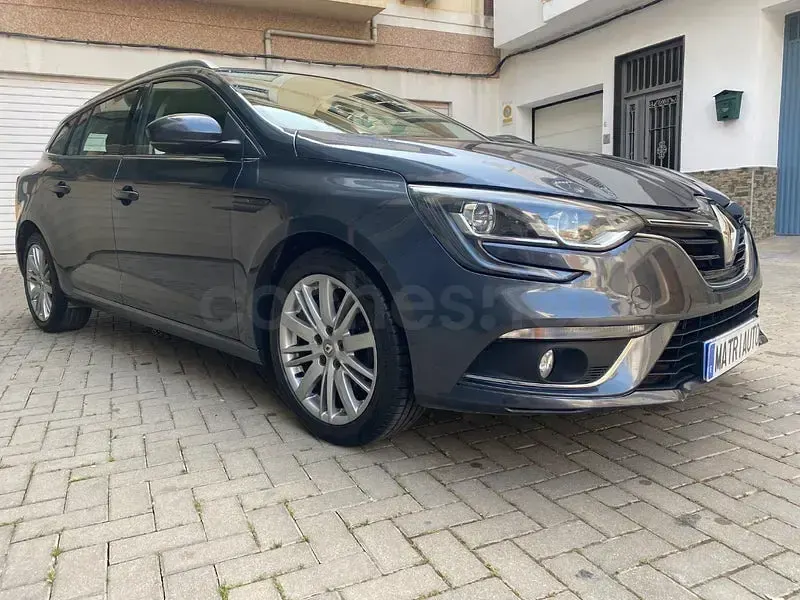 Usado Renault Mégane GrandTour Business 110 CV (80 kW) 2018 Gris / plata Familiar