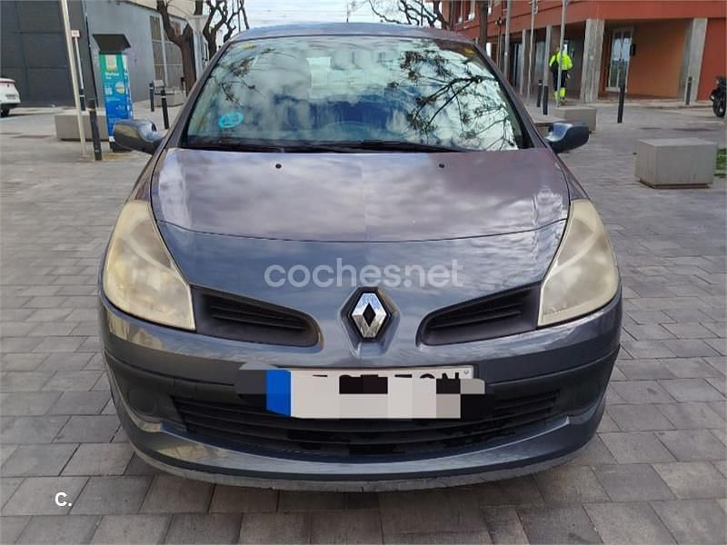 Usado Renault Clio II Dynamique 110 CV (80 kW) 2007 Gris / plata Berlina