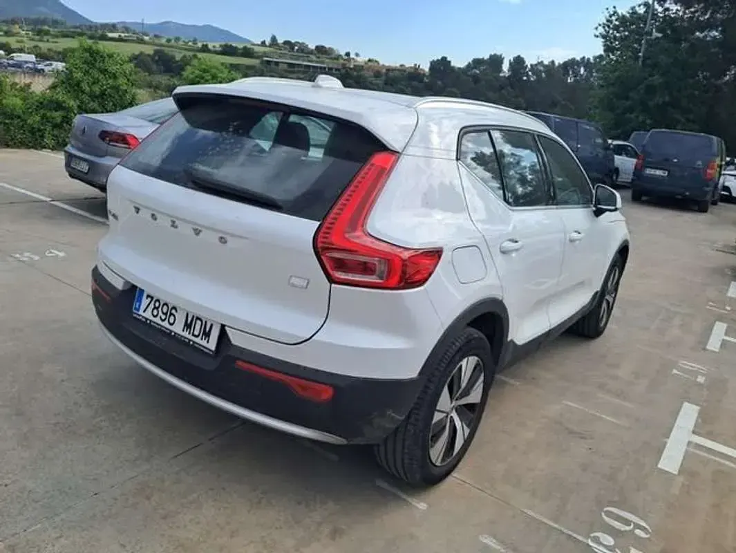 Käytetty Volvo XC40 Plus 262 HP (192 kW) 2023 Valkoinen Katumaasturi