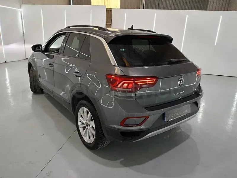 Usado VW T-Roc Life 150 CV (110 kW) 2023 Gris / plata SUV