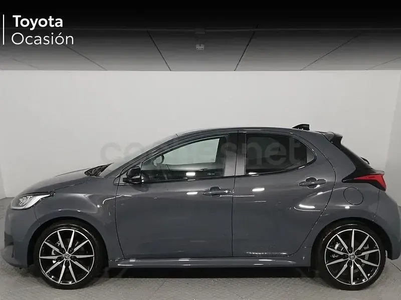 Usado Toyota Yaris Hybrid Sport 130 CV (95 kW) 2025 Gris / plata Berlina