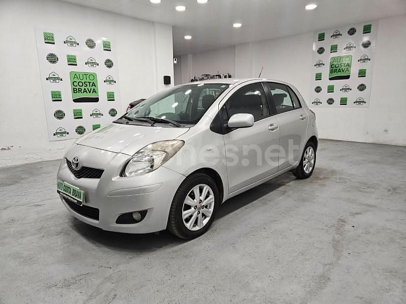 Gris / plata Usado 2011 Toyota Yaris Connect Style Berlina | 5750 € (Precio justo) - Imagen 1/4