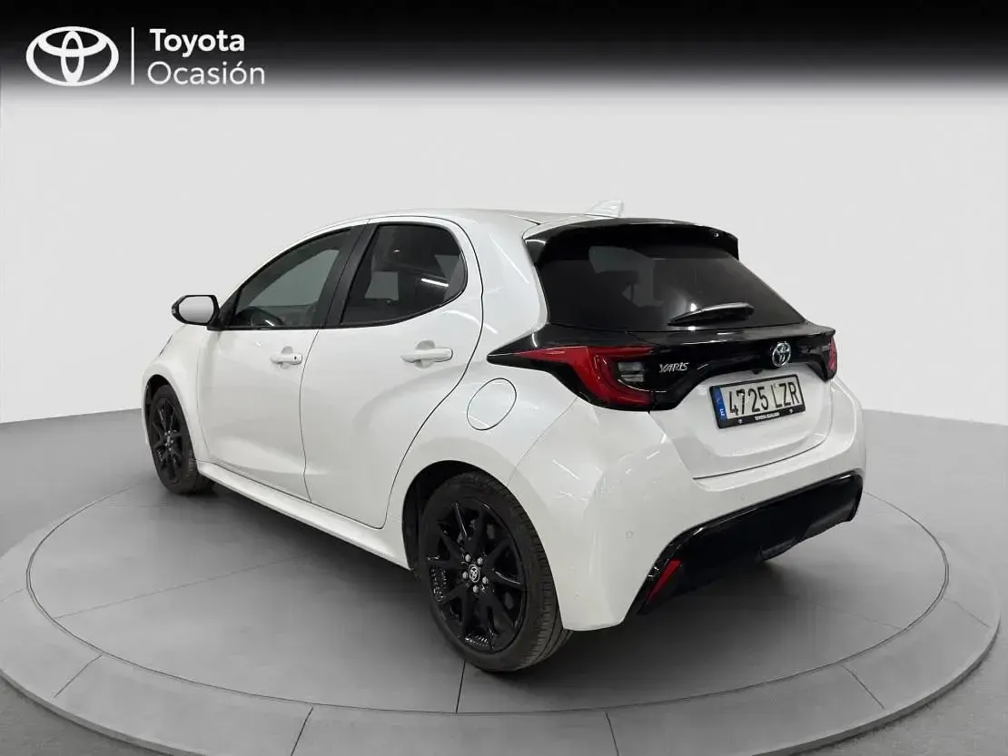 Usado Toyota Yaris Hybrid Plus 116 CV (85 kW) 2022 Blanco perlado ice Berlina