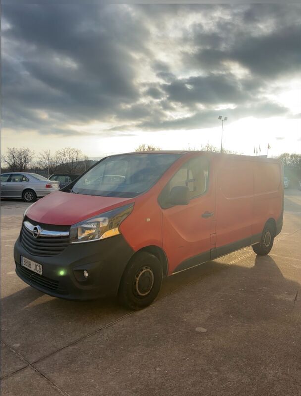Usado Opel Vivaro Expression 90 CV (66 kW) 2015 Rojo Monovolumen
