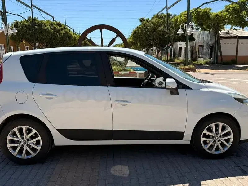 Usado Renault Scénic Authentique 95 CV (69 kW) 2011 Blanco Monovolumen