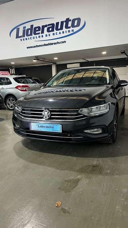 Usado VW Passat Executive 120 CV (88 kW) 2020 Gris Berlina