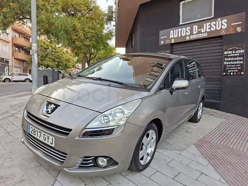 Usado Peugeot 5008 110 CV (80 kW) 2010 Beige Monovolumen