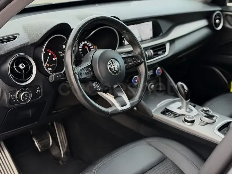 Usado Alfa Romeo Stelvio Sprint 190 CV (139 kW) 2021 Gris / plata SUV