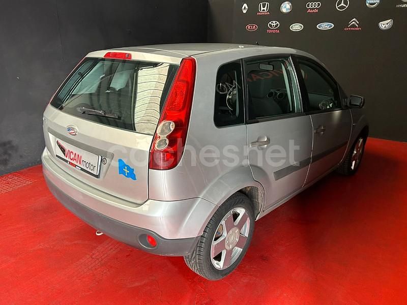 Usado Ford Fiesta Ambiente 68 CV (50 kW) 2008 Gris / plata Berlina
