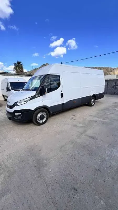 Usado Iveco Daily 170 CV (125 kW) 2018 Blanco Van