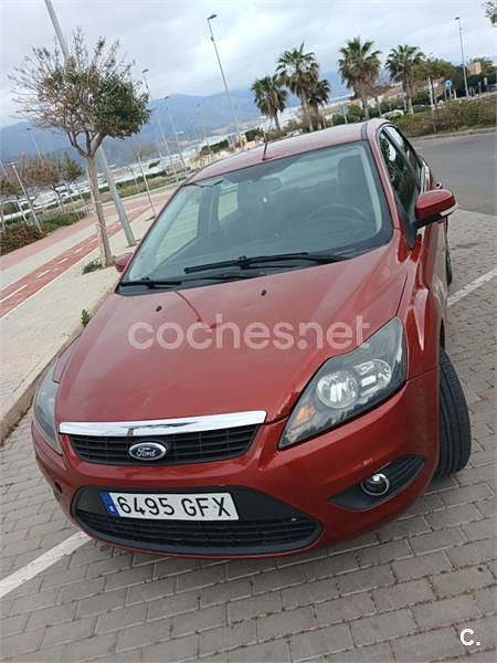 Usado Ford Focus Ghia 115 CV (84 kW) 2008 Granate Berlina