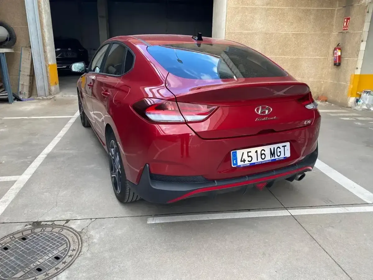 Begagnad Hyundai i30 N Line 120 HK (88 kW) 2023 Röd Sedan