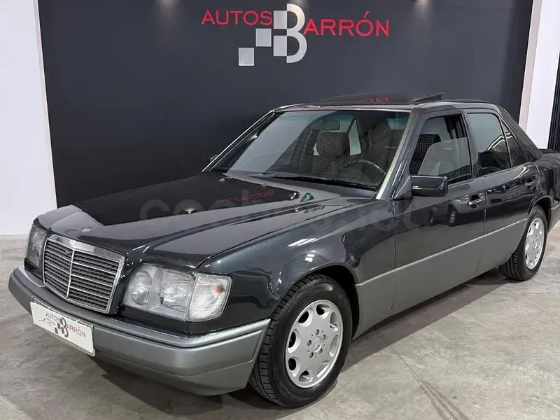 Usado Mercedes E300 136 CV (100 kW) 1993 Gris / plata Berlina
