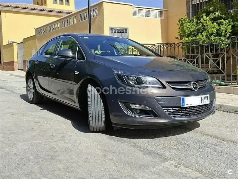 Usado Opel Astra Excellence 130 CV (95 kW) 2014 Gris / plata Berlina
