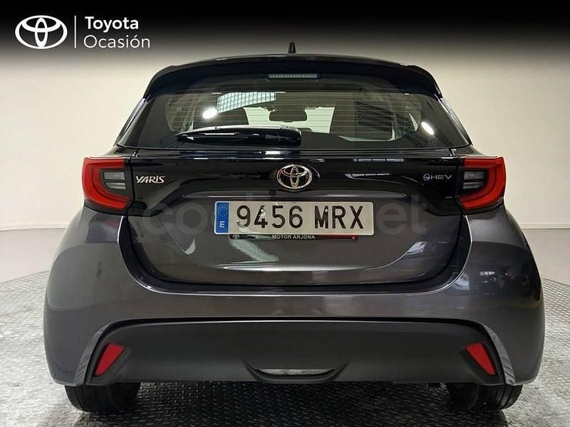 Usado Toyota Yaris Hybrid Active 116 CV (85 kW) 2024 Gris / plata Berlina
