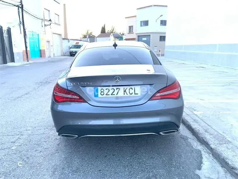 Usado Mercedes CLA200 Urban 136 CV (100 kW) 2017 Gris / plata Berlina