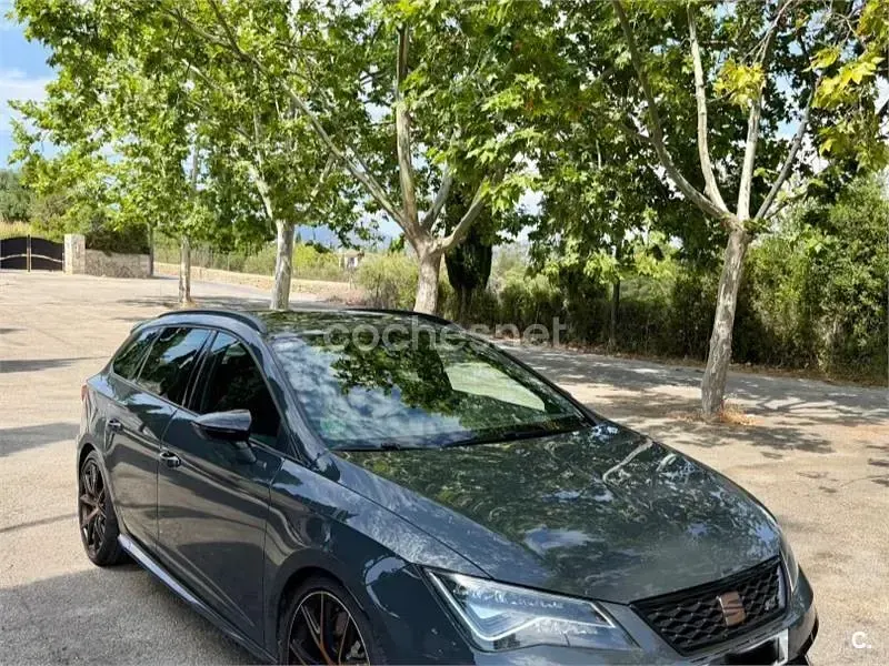 Usado Seat Leon ST 4Drive 300 CV (220 kW) 2020 Gris / plata Familiar