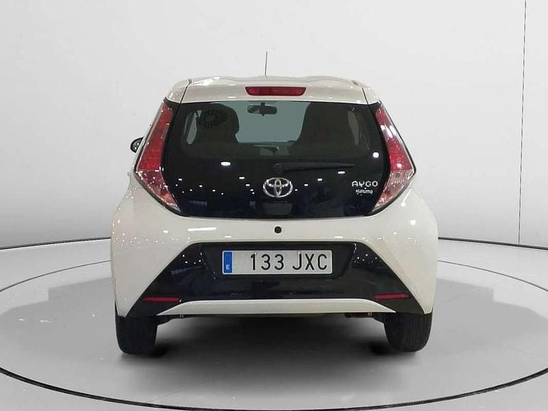 Usado Toyota Aygo X-play 72 CV (52 kW) 2017 Blanco Utilitario