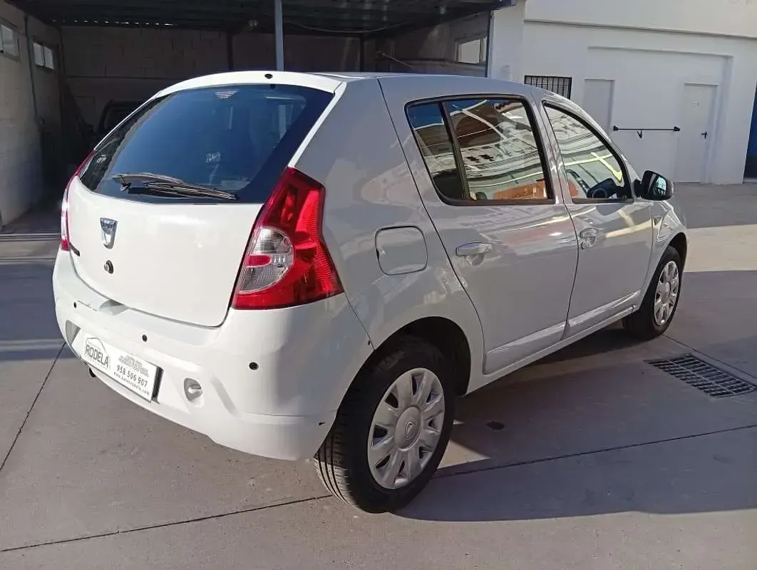 Usado Dacia Sandero Lauréate 75 CV (55 kW) 2013 Blanco Utilitario
