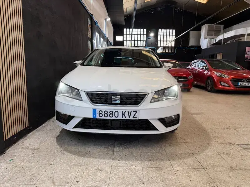 Usado Seat Leon Style 130 CV (95 kW) 2019 Blanco Berlina