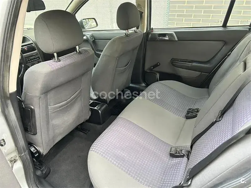 Usado Opel Astra Edition 100 CV (73 kW) 2003 Gris / plata Berlina