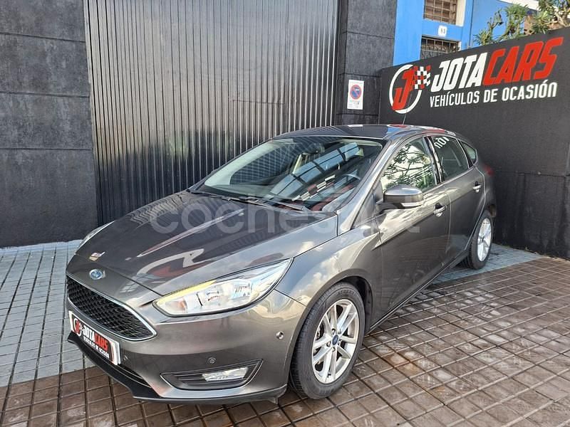 Gris / plata Usado 2017 Ford Focus Titanium Berlina | 8990 € (Precio justo) - Imagen 1/4