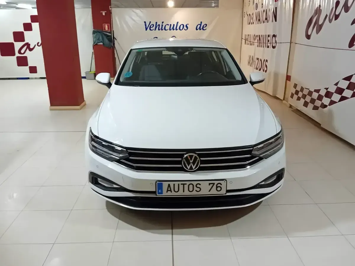 Usado VW Passat 122 CV (89 kW) 2022 Blanco Familiar