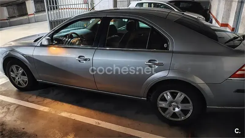 Usado Ford Mondeo Trend 130 CV (95 kW) 2005 Gris / plata Berlina