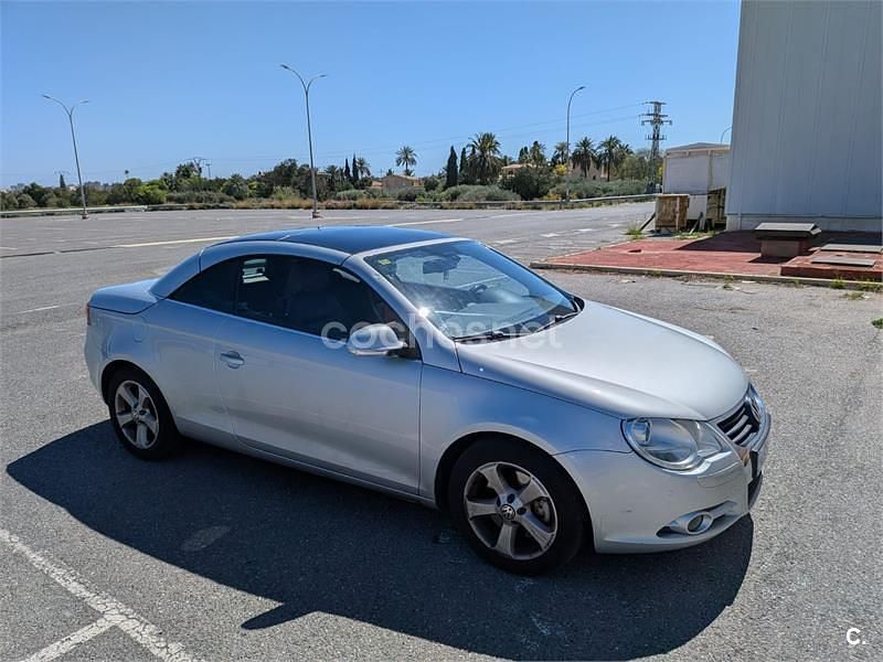 Usado VW Eos 140 CV (102 kW) 2007 Gris / plata Descapotable