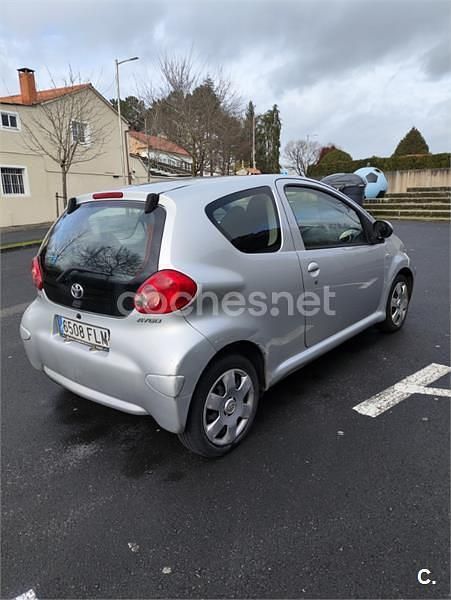 Usado Toyota Aygo 54 CV (39 kW) 2007 Gris / plata Utilitario