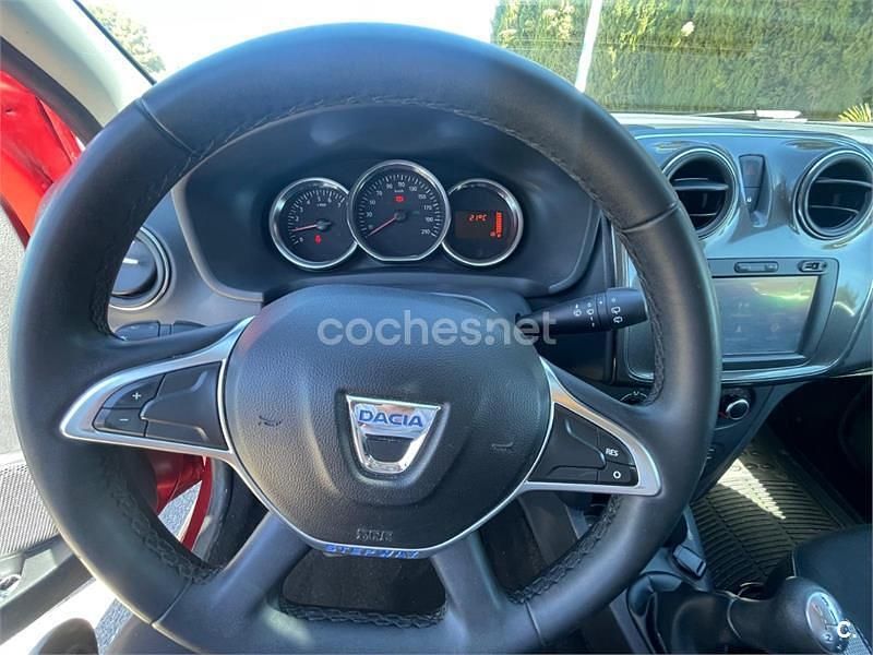 Usado Dacia Sandero Comfort 90 CV (66 kW) 2018 Granate Berlina