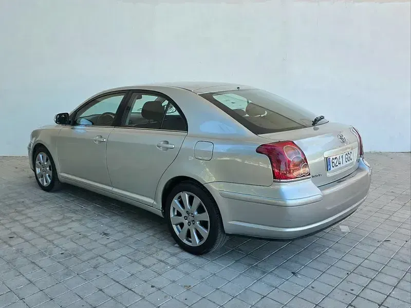Usado Toyota Avensis Sol 126 CV (92 kW) 2008 Beige Berlina