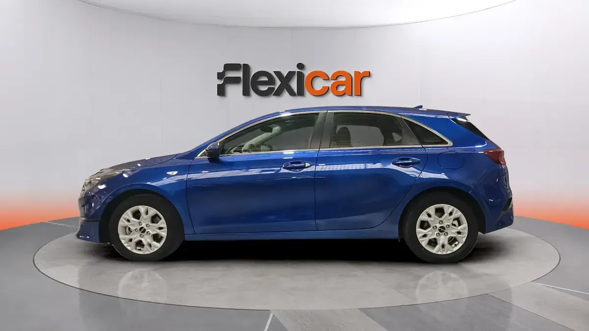 Usado Kia Ceed 136 CV (100 kW) 2023 Azul Utilitario